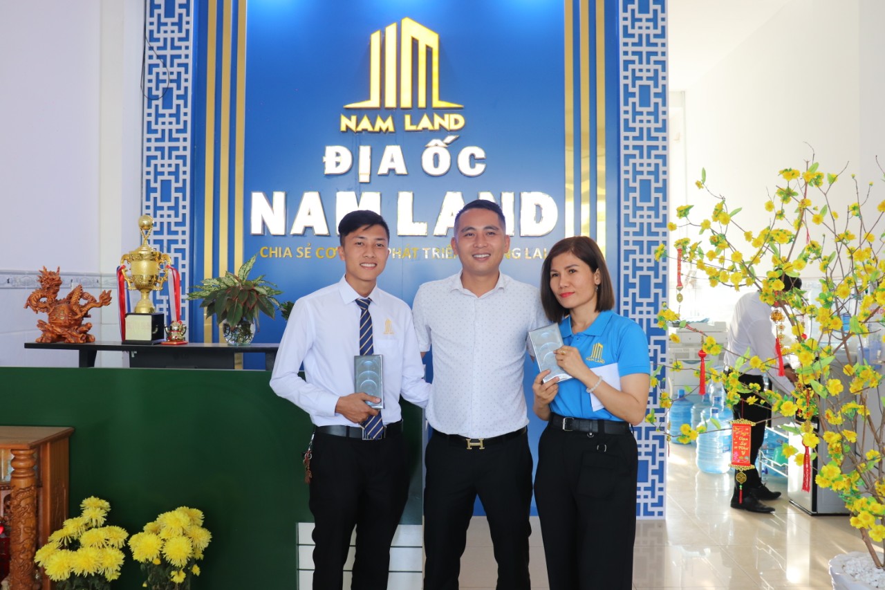 Lãnh đạo Cty khen thưởng nhân viên cuối năm