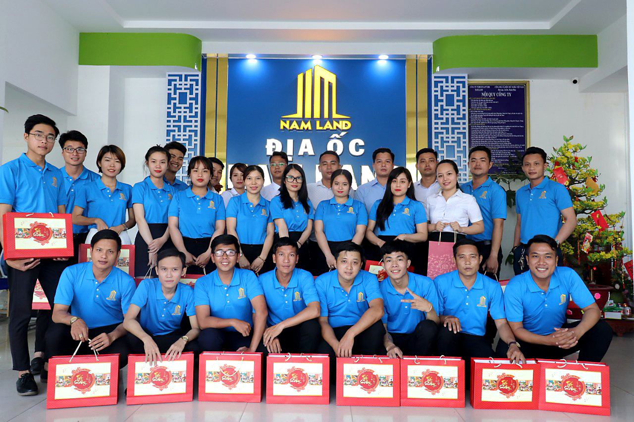 Nhan vien Công ty Nam Land nhận quà Tết