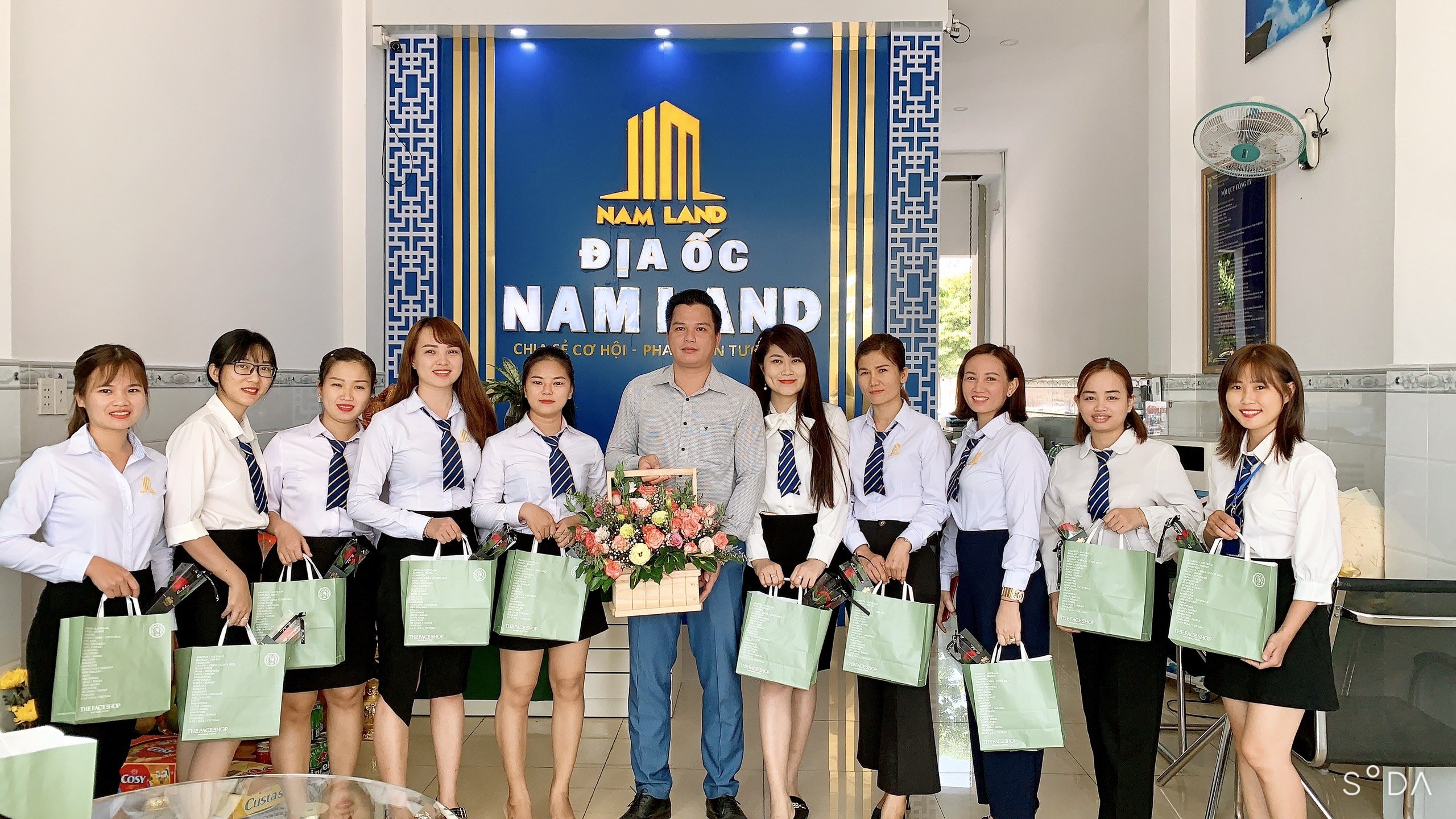 Tặng quà 8-3 vp Cty Nam Land Bình Dương